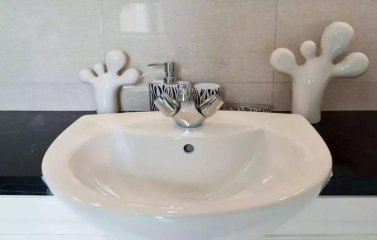 移動(dòng)廁所的馬桶、面盆油漬和污垢不知如何去除